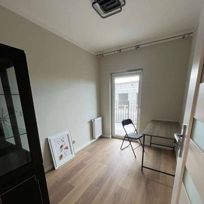 Location d’un appartement élégant de 3 pièces, 49 m², avec balcon dans le quartier Czyżyny, Cracovie, Pologne